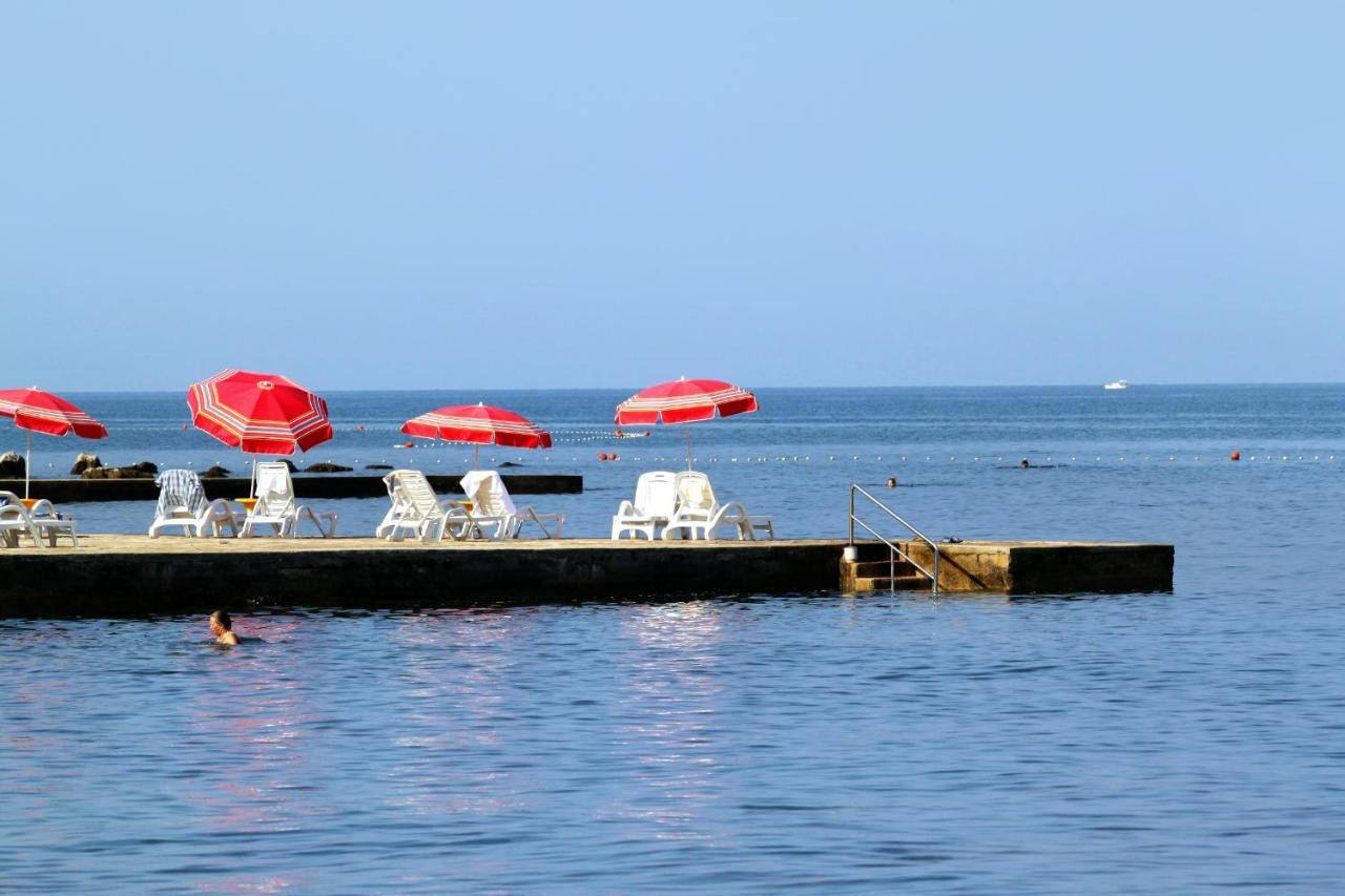 Apartments With A Parking Space Umag - 7057 Exterior foto